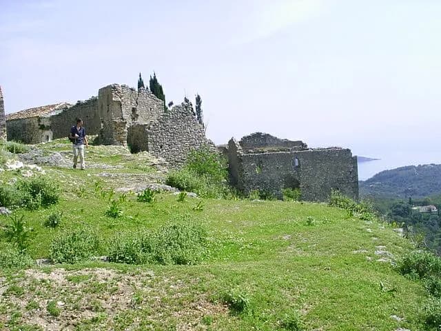 Himarë Old Town: The Kastro Quarter and Spilea, Explained