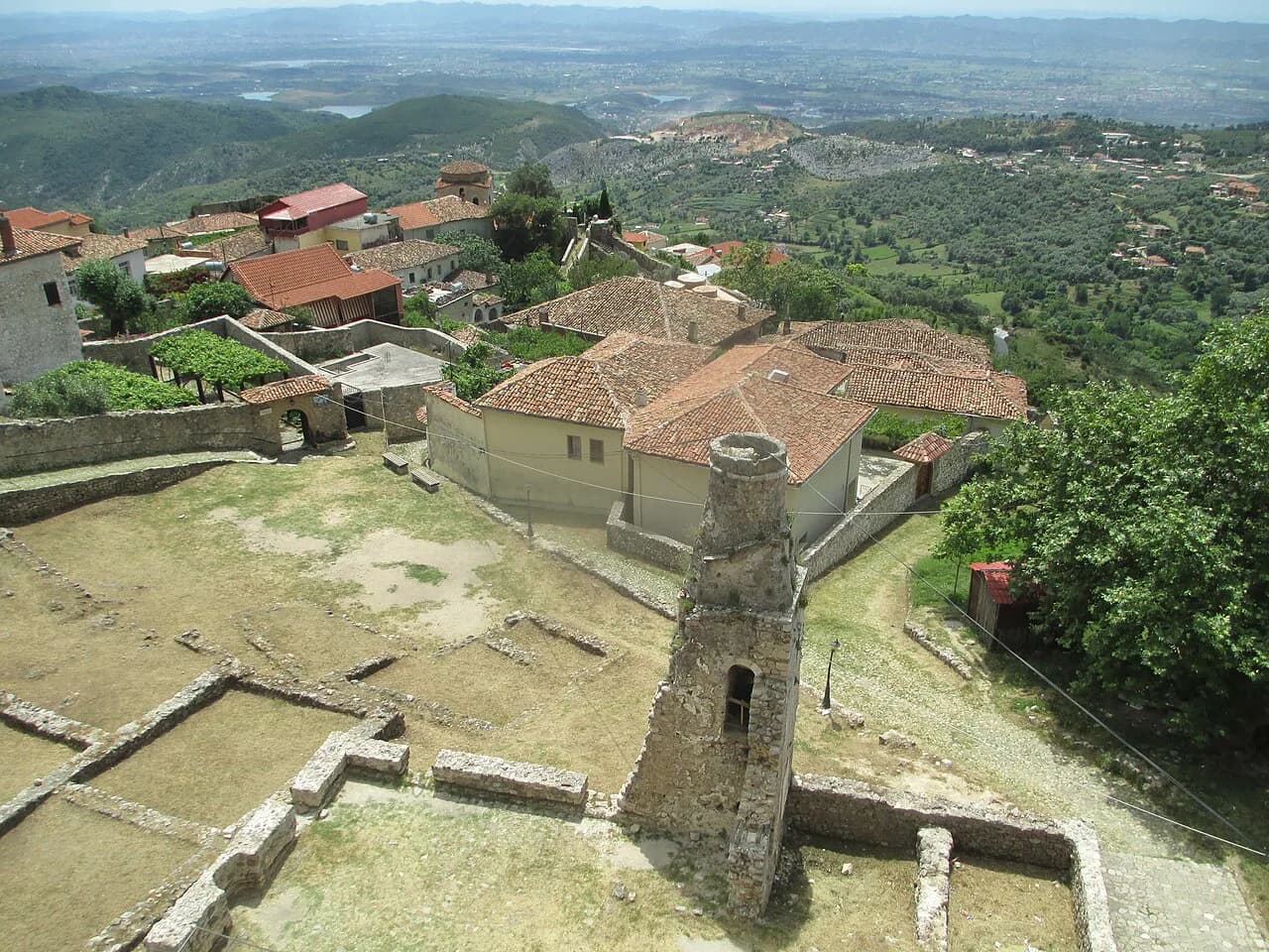 Krujë Old Town: Bazaar Street, Castle Walls and a Walking Route