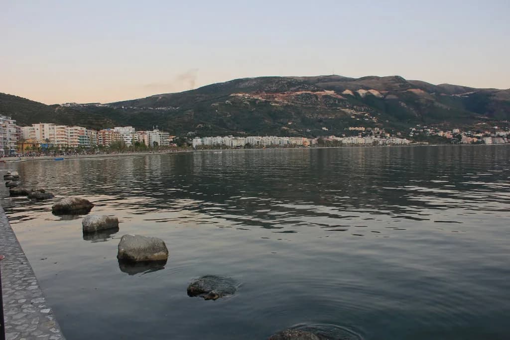 Vlorë Map: Old Town, Castle and Waterfront Layout
