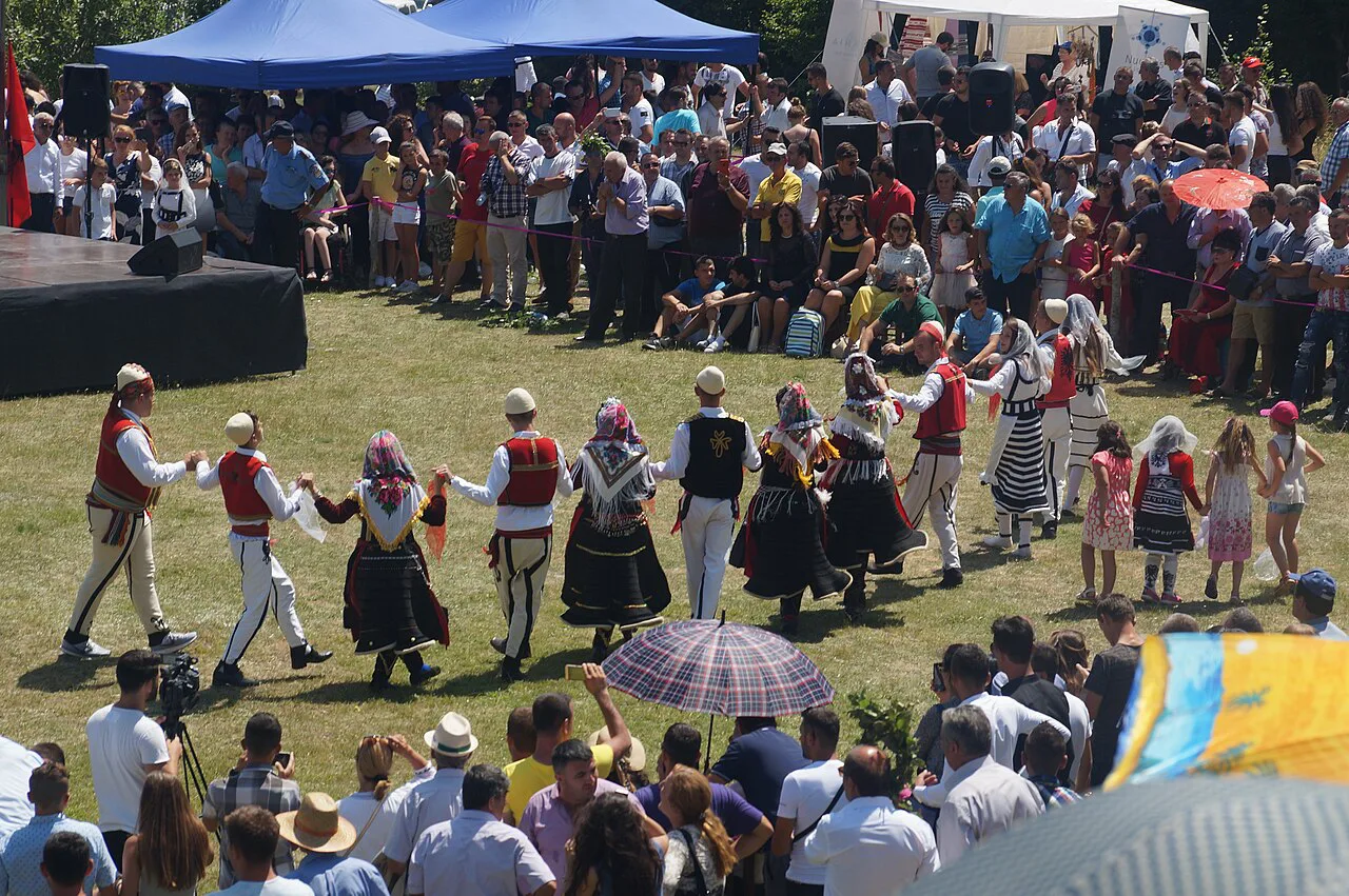 A circle dance in traditional dress at the Logu i Bjeshkëve festival.