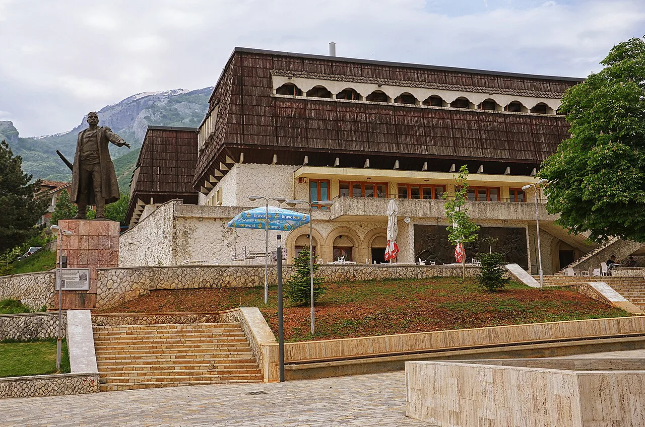 Dardania Square in Bajram Curri with the Bajram Curri monument.
