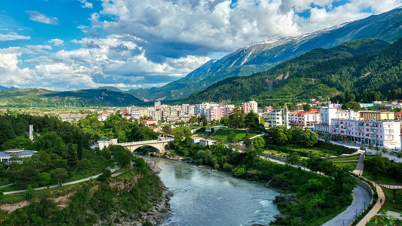 Përmet beside the Vjosa river, with the mountains behind.
