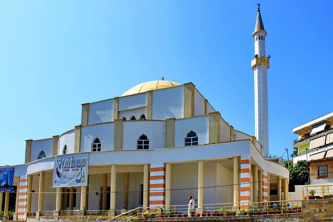 The Fatih Mosque in Durrës with its tall minaret.