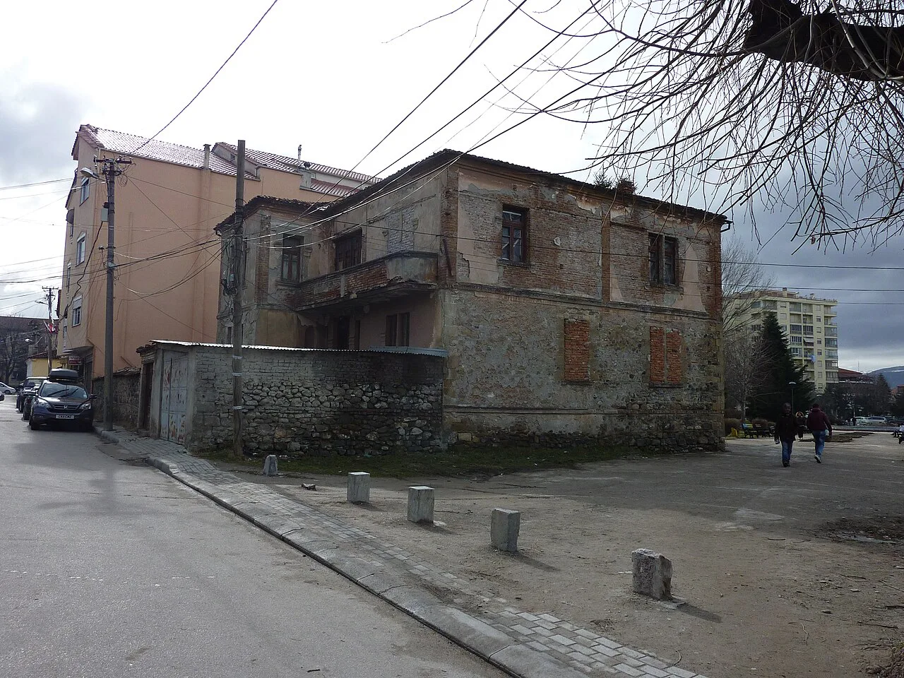 An old stone house on a street in Korçë.