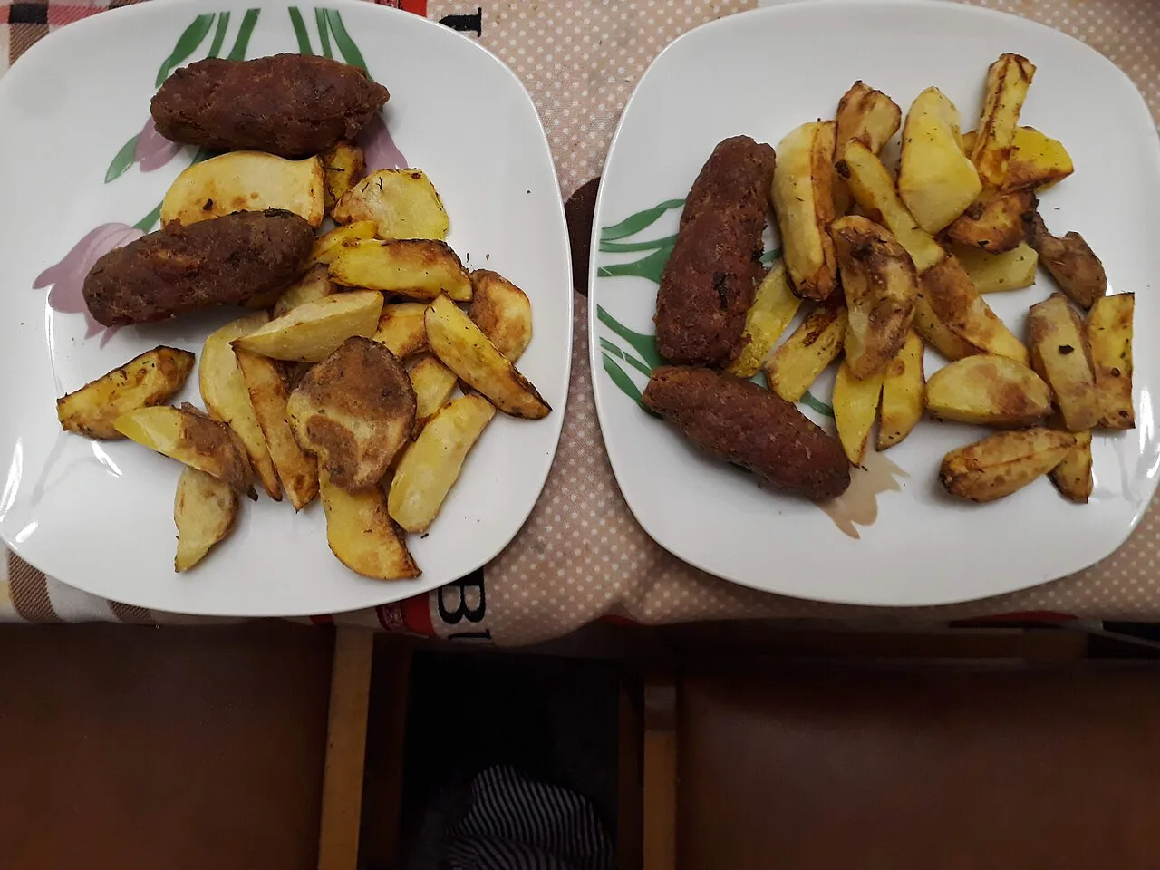 Grilled qofte served with fried potatoes.