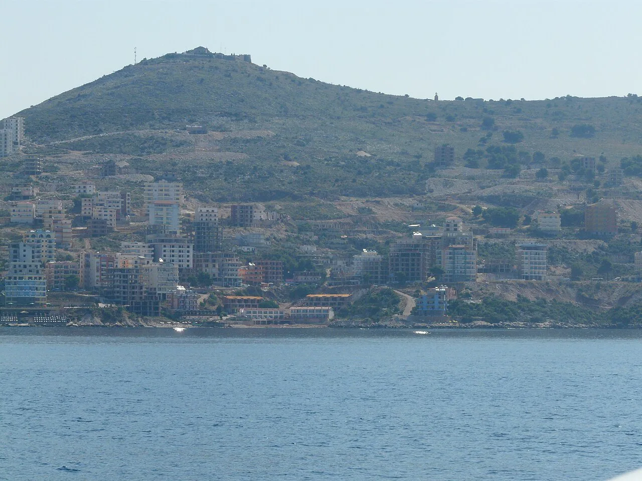 Sarandë's southern waterfront, with Lëkurs Castle on the hilltop above.