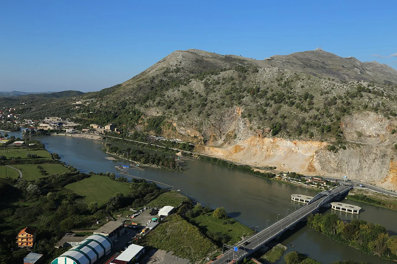 The river and bridge below Rozafa Castle in Shkodër.