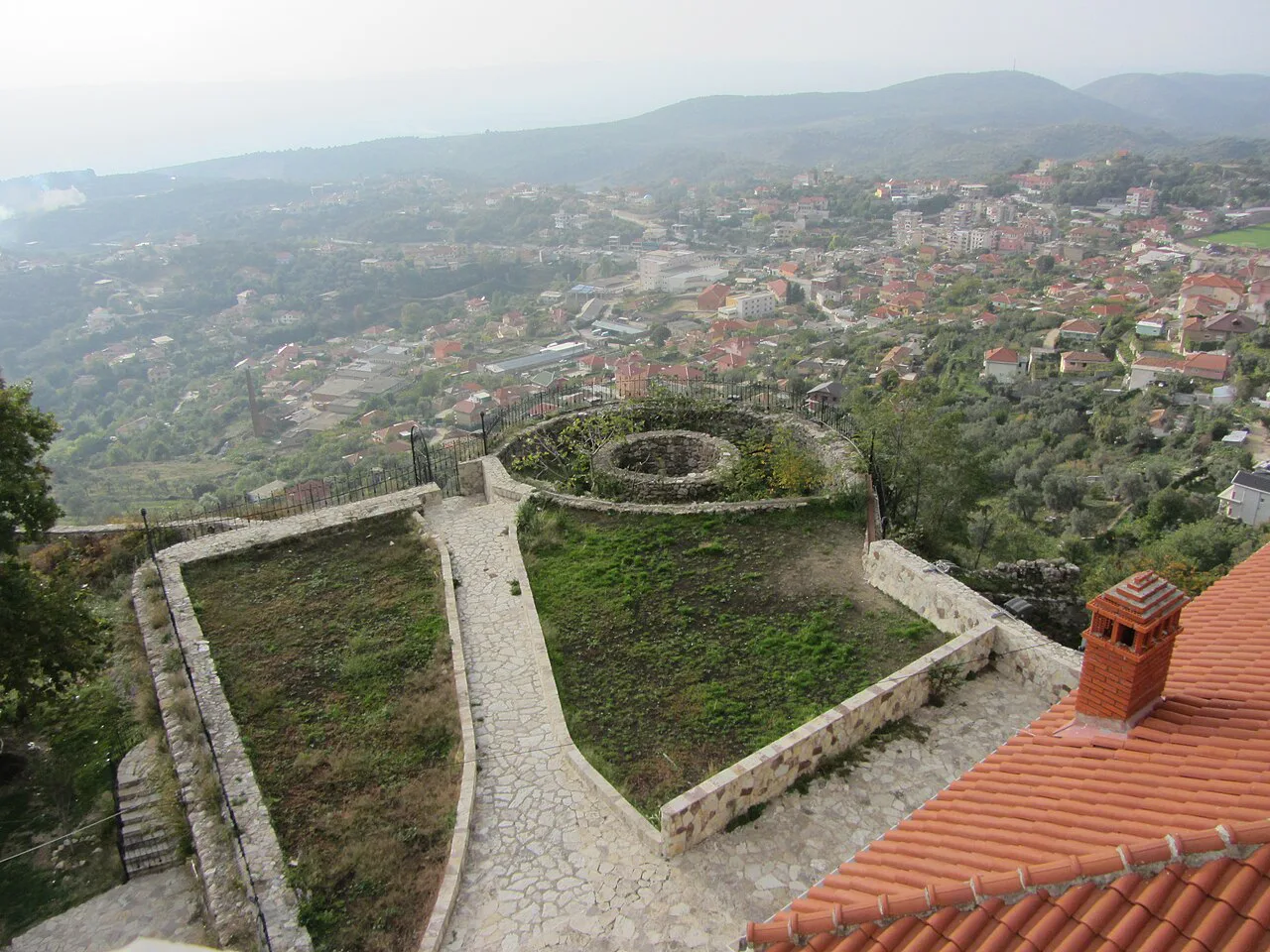 Krujë and the remains of Krujë Castle seen from the Skanderbeg Museum.