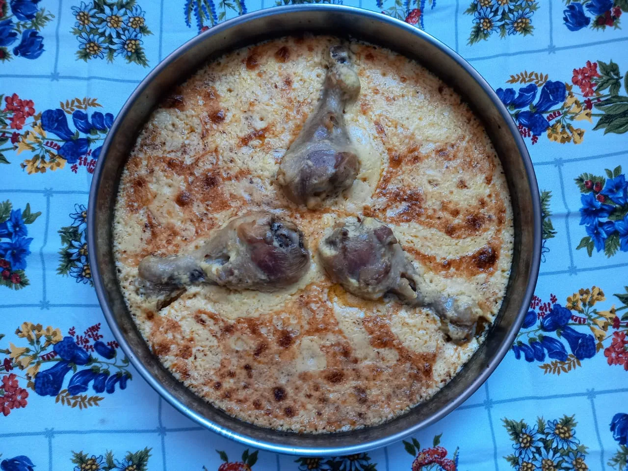 Tavë kosi made with chicken.