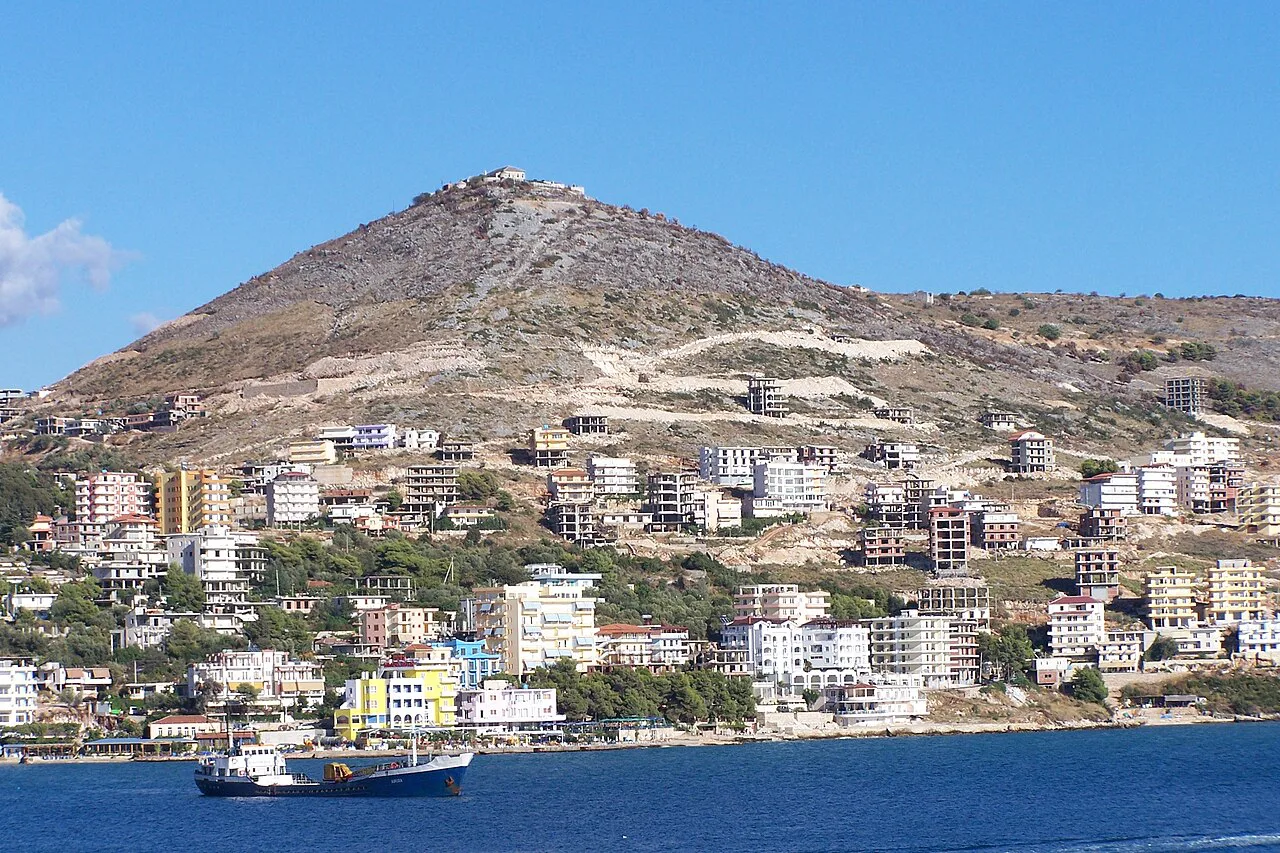 Sarandë spreading up the hillside towards Lëkurs.