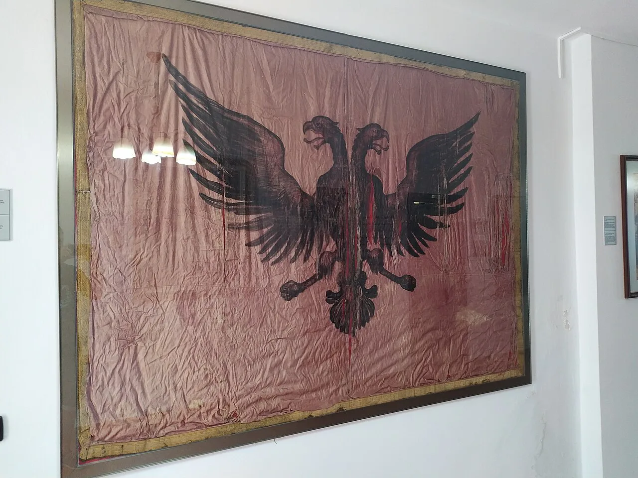 A printed flag of the patriotic band of Kolonja in the Independence Museum in Vlorë.